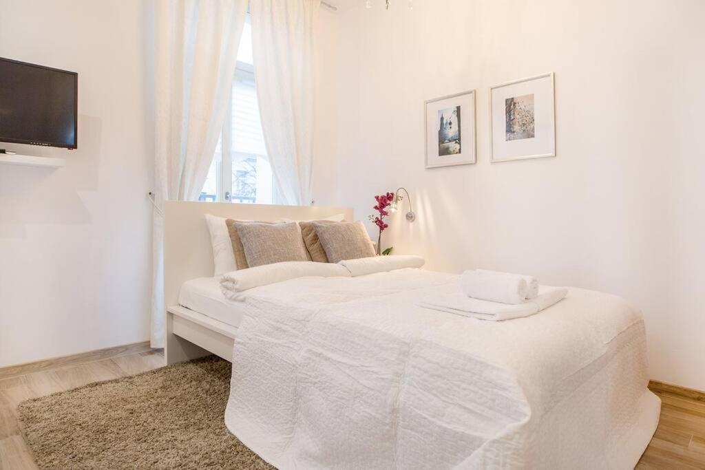 Old Town Apartments - T32 — Photos 1